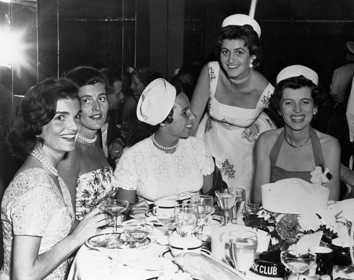 1956

Jackie Kennedy v obklopení sester svého manžela. 
