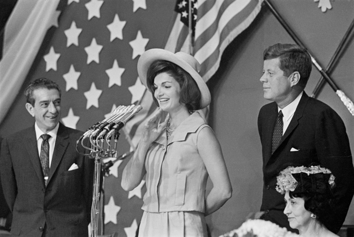 1962

Jackie Kennedy se nebála ani mikrofonů.
