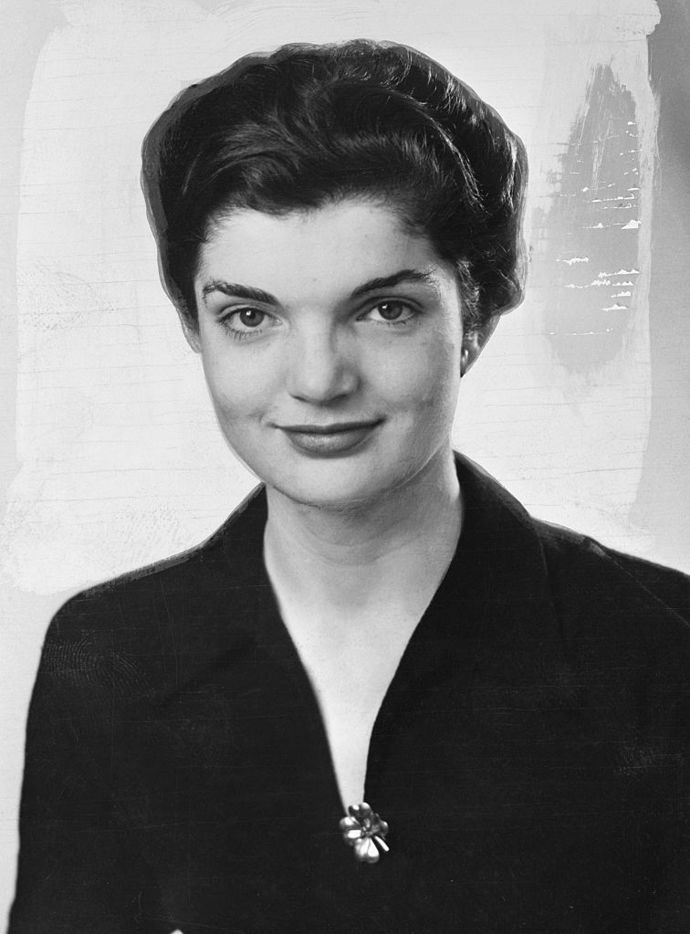 Jacqueline Bouvier a její pasová fotografie. 
