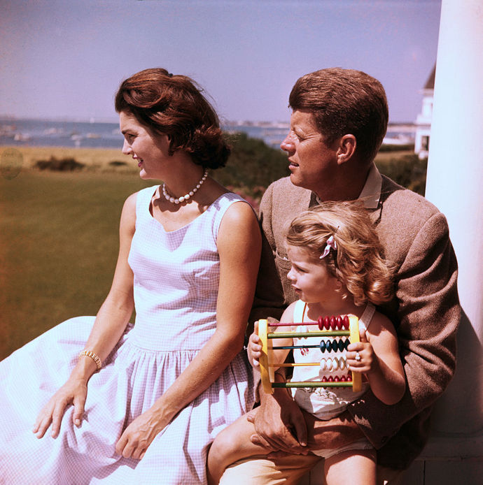 1960

Jackie, John a Caroline ve svém domě.
