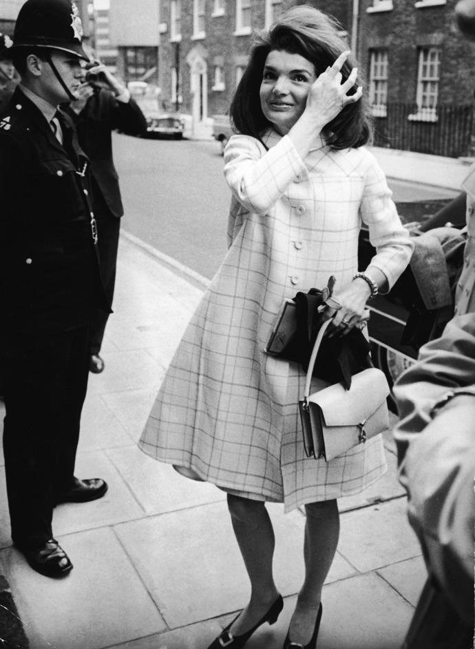 1966

Jackie Kennedy během návštěvy své sestry v Londýně.
