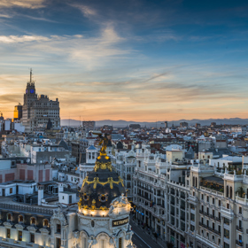 Madrid, Španělsko

Když se řekne Španělsko, pak si většina z nás vybaví Barcelonu. Nenechte se zmást, Madrid své sestřičce pěkně šlape na paty. Nejen, že vás uhrane krásná architektura, zároveň ve městě zažijete nevídanou zábavu. Pokud se v noci vydáte do barové ulice Calle de Ponzano, je dost pravděpodobné, že zpátky na hotel přijdete s ranním štěbetáním ptactva. Madrid navíc nezapomíná na životní prostředí a stále více se zaměřuje na udržitelnost.
