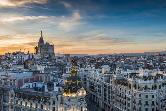 Madrid, Španělsko

Když se řekne Španělsko, pak si většina z nás vybaví Barcelonu. Nenechte se zmást, Madrid své sestřičce pěkně šlape na paty. Nejen, že vás uhrane krásná architektura, zároveň ve městě zažijete nevídanou zábavu. Pokud se v noci vydáte do barové ulice Calle de Ponzano, je dost pravděpodobné, že zpátky na hotel přijdete s ranním štěbetáním ptactva. Madrid navíc nezapomíná na životní prostředí a stále více se zaměřuje na udržitelnost.
