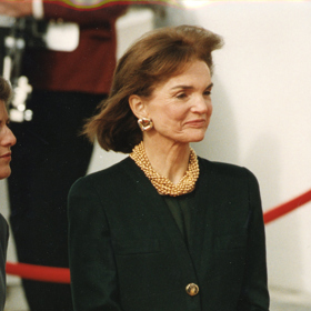 1993

Jaqueline Kennedy Onassis na slavnostním otvírání John F. Kennedy Library v Bostonu.
