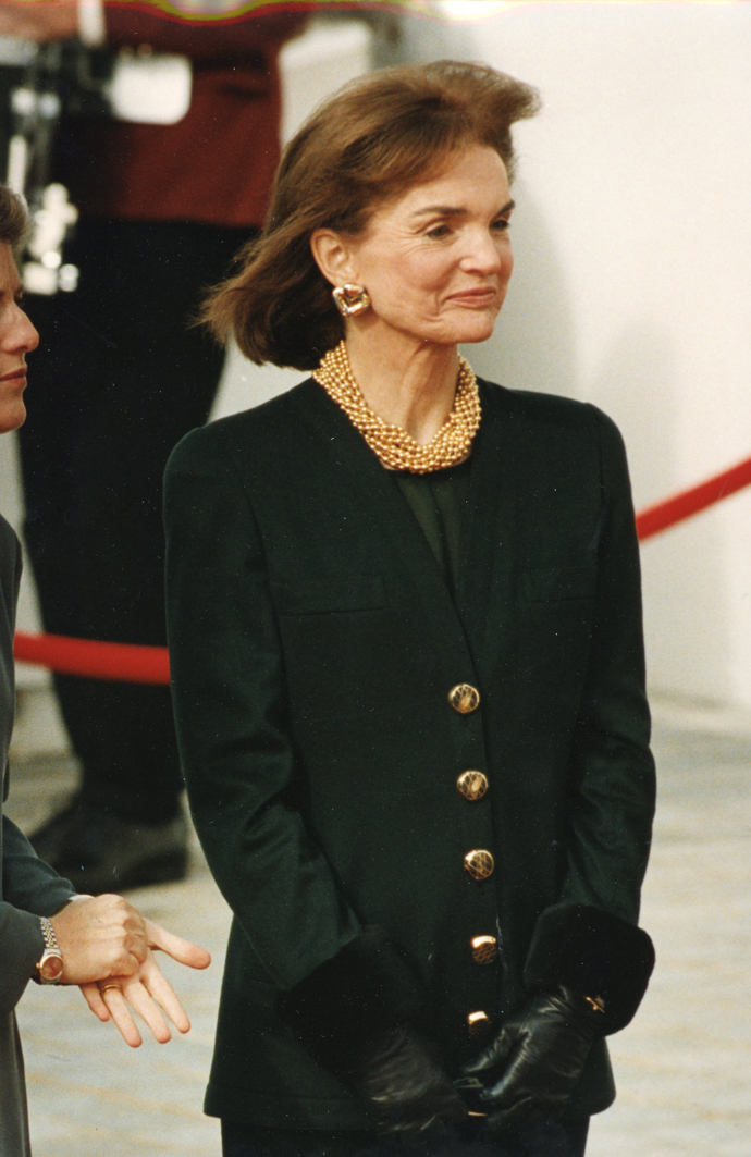 1993

Jaqueline Kennedy Onassis na slavnostním otvírání John F. Kennedy Library v Bostonu.
