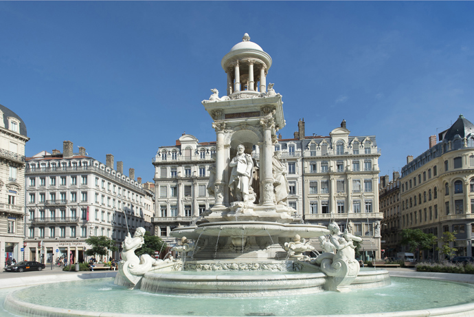 Lyon, Francie

Kompromis mezi Paříží a Nice! Tak bychom nazvali francouzský Lyon. Promenáda podél řek Rhone a Saône, bistra, bulváry a muzea vytvářejí dokonalou atmosféru, kterou si zamilujete na první pohled. Rozhodně s cestou do Lyonu neotálejte, už teď začíná být mezi turisty velmi oblíbeným.
