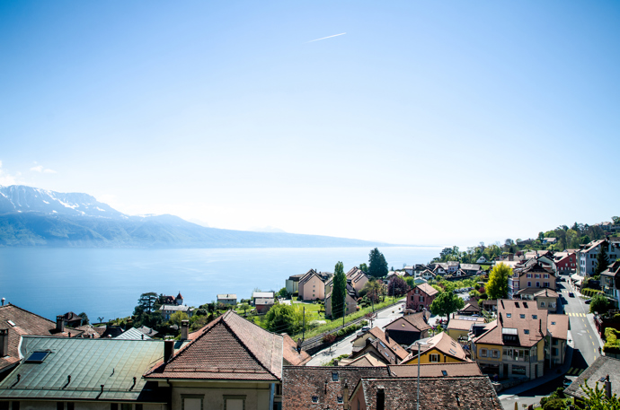 Vevey, Švýcarsko

 

Na okraji Ženevského jezera se rozkládá město Vevey. To vás okouzlí nejen svým zasazením do krásné přírody, ale také úchvatným starým městem, ve kterém najdete výborné restaurace a ještě lepší víno. Návštěvu Vevey můžete spojit také s koupáním v jezeře, které vám v tuto roční dobu příjemně osvěží. Vynechat byste neměli ani procházku okolními vinicemi.  
