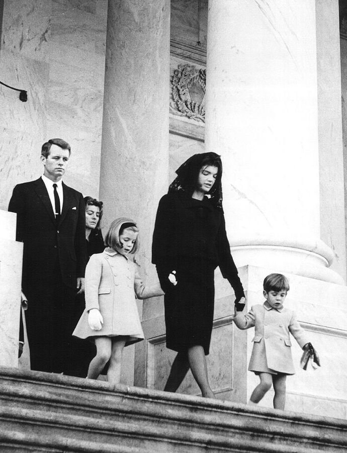 1963

Pravděpodobně jedna z nejtěžších chvil v životě Jackie - pohřeb milovaného manžela. 
