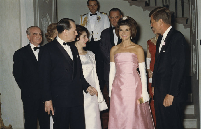 1961

Během večeře s francouzským velvyslancem v USA, Andre Malrouxem.

