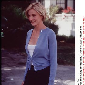 NĚCO NA TÉ MARY JE

Píše se rok 1998 a Cameron Diaz je už právoplatnou herečkou, kterou obdivují muži po celém světě. Mimochodem sympatie mužů i žen si získala i díky filmu Něco na té Mary je, ve kterém si zahrála v hlavní roli. Romantická komedie je dodnes nedílnou součástí filmotéky všech, kteří mají rádi odpočinkové filmy a nedají dopustit na hollywoodská esa, mezi která se bezpochyby řadí i Cameron Diaz. 

