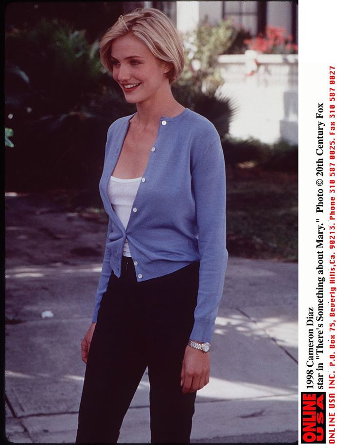 NĚCO NA TÉ MARY JE

Píše se rok 1998 a Cameron Diaz je už právoplatnou herečkou, kterou obdivují muži po celém světě. Mimochodem sympatie mužů i žen si získala i díky filmu Něco na té Mary je, ve kterém si zahrála v hlavní roli. Romantická komedie je dodnes nedílnou součástí filmotéky všech, kteří mají rádi odpočinkové filmy a nedají dopustit na hollywoodská esa, mezi která se bezpochyby řadí i Cameron Diaz. 
