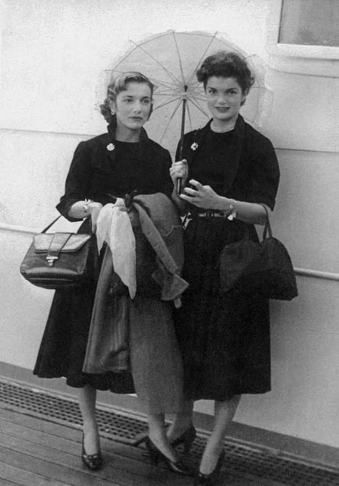 1951

Se svou sestrou Caroline Lee Bouvier.
