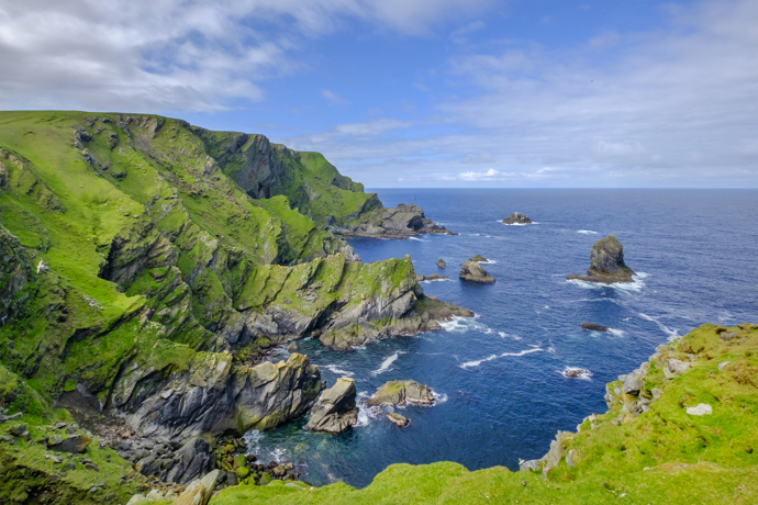 Shetland, Skotsko

Nejsevernější místo Velké Británie, Shetlandské ostrovy, rozhodně neoplývají davy turistů. Naopak patří ke klidným místům, kde si můžete utřídit myšlenky při sklence dobré whiskey, a trávit dny procházkami po pobřežních stezkách. Pokud hledáte nevšední dovolenou, na které nebyla vaše kolegyně ani sousedka, pak Shetland je tou pravou volbou.
