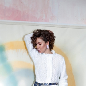 Veronika v šatech z kolekce Mi Fashion Label pro jaro/léto 2019

