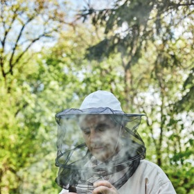 Včelař využívá reflexní reakce včel na požár
