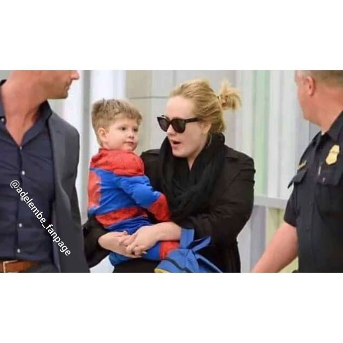 Adele jednou vzala syna do Disneylandu a ten se chtěl převléct za princeznu. Zpěvačka má otevřenou mysl a svého syna plánuje přijímat takového, jaký je. Nevšímá si proto ani reakcí haterů, které si musela vyslechnout. "Nemůžu se dočkat, až budu vědět, kdo budou jeho nejlepší přátelé, kdo bude jeho přítelkyně nebo jeho přítel, nebo jaké filmy bude mít rád. Ať moje dítě chce dělat nebo být čímkoli, vždy ho budu podporovat, ať se děje cokoliv," vysvětlila Adele, ze které je hrdá maminka.  
