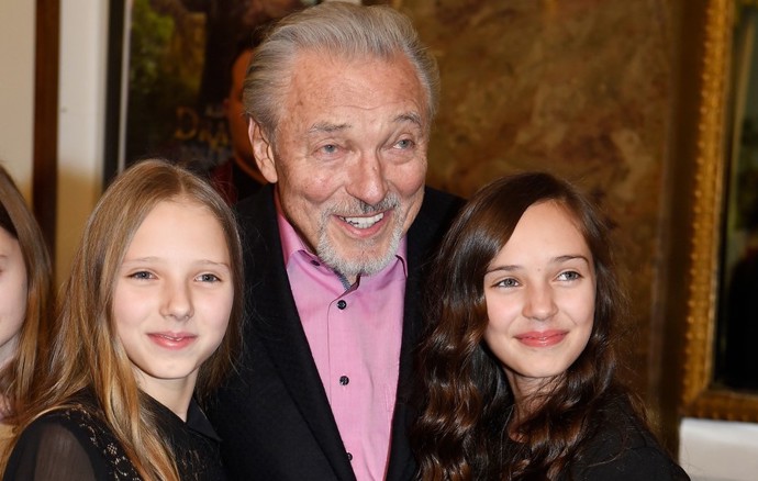 Karel se svými dcerami Charlotte a Nellou
Karel se svými dcerami Charlotte a Nellou