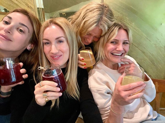 Cameron Diaz se sice stáhla i z veřejného života, ale ne úplně. Společenskost jí zůstala. Nezapomněla ani na své kamarádky, které jí i mimo filmové kamery dělaly společnost.
