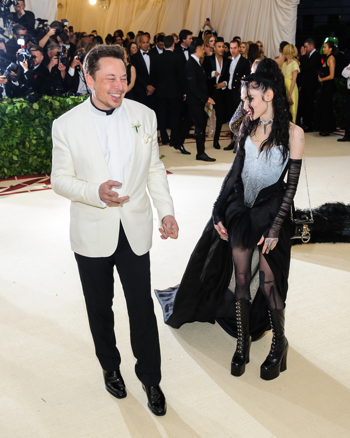 Miliardář Elon Musk je otcem celkem 6 dětí. Nejmladší z nich má se svou partnerkou, zpěvačkou Grimes. Při otázkách na pohlaví po narození dítěte se ale pár nechal slyšet, že nerozlišují pohlaví a věří na bezpohlavní výchovu. Tomu přizpůsobili i hodně netradiční výběr jména dítěte, které je X Æ A-12 Musk a pohlaví z něj tak rozhodně nikdo nepozná. Potomek jednoho z nejbohatších mužů světa se tak bude moci v dospělosti sám rozhodnout, jakým pohlavím chce být.
