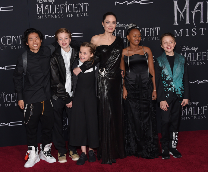 Angelina Jolie má s bývalým manželem Bradem Pittem skutečně početnou rodinu. Vyznávají liberální výchovu a dětem dopřávají dostatek svobody v rozhodování ve všech důležitých otázkách, dokonce i v těch tradičních, jakými je výběr pohlaví.

