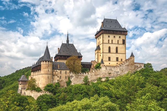 Nejznámější z českých hradů je častým turistický cílem
