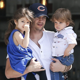 Také Mila Kunis a Ashton Kutcher nemají rádi gendrové předsudky a vyznávají liberální výchovu. Pár chce, aby jejich děti měly možnost volby, kým chtějí být. Slavní hollywoodští manželé proto dokonce dali své dceři genderově neutrální jméno Wyatt.
