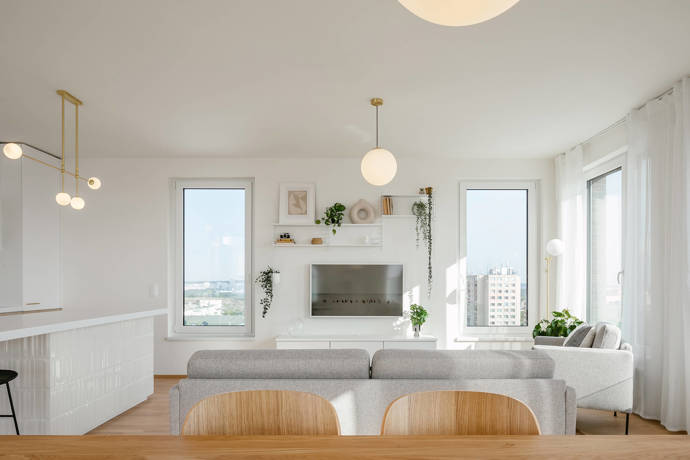 Zásadním úkolem pro architekty bylo navrhnout rodině dostatek úložných prostor v celém bytě Zásadním úkolem pro architekty bylo navrhnout rodině dostatek úložných prostor v celém bytě