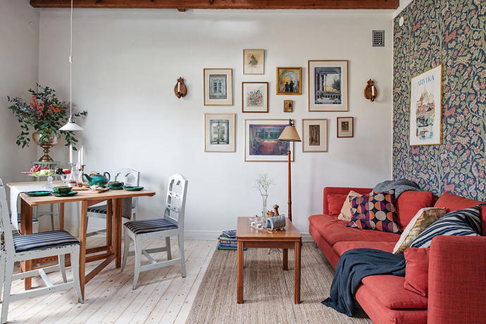 Do interiéru tohoto dvoupatrového bytu jsme se zamilovali na první pohled. Doslova vás obejme jeho domácí atmosféra, které nechybí nedbalá elegance.
