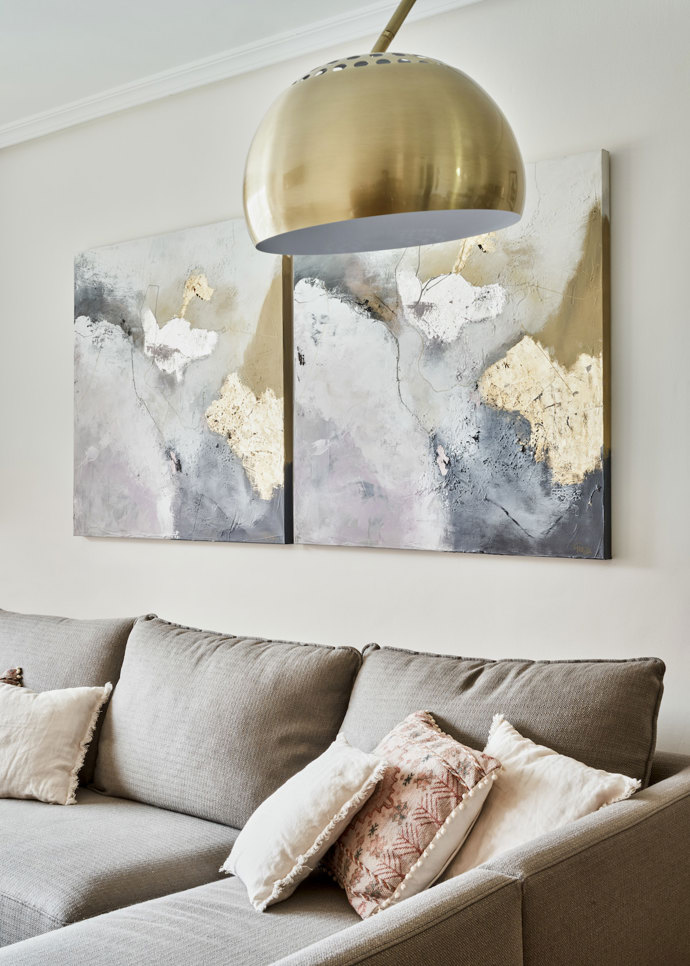 Inspirovala se severským stylem bydlení, ale nejdůležitější pro ni byla přívětivá atmosféra. Zároveň nechtěla mít v interiéru příliš mnoho věcí, které ji dokážou stresovat. 
