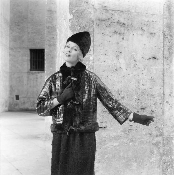 Beatnický styl

Začátek 60. let se nesl ve znamení vzestupu módy zaměřené na mládež. Není tedy divu, že se Yves Saint Laurent pro svou kolekci podzim/zima 1960 u Christiana Diora inspiroval právě beatnickým hnutím. Krokodýlí kůže, motorkářské bundy, vysoké kozačky nad kolena – to byly hlavní atributy kolekce, která nebyla veřejností kladně přijata. Od beatnického stylu tedy YSL rychle upustil.
