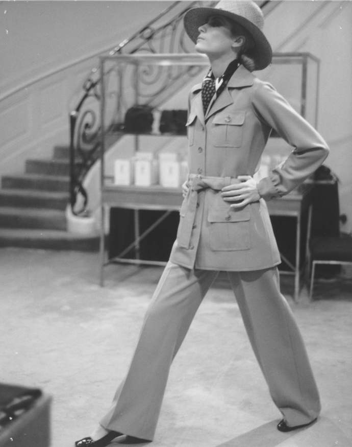 Základy safari bundičky

Málokdo ví, že Yves Saint Laurent položil základy konfekční módy. A právě jedním z kousků prêt-á-porter kolekce byla safari bundička. Návrhář se nechal inspirovat vojenskou bundou, kterou britští vojáci nosili v Indii na počátku 19. století. Výsledkem byl béžová bavlněná bundička se čtyřmi kapsami a šněrováním. Ikonický kousek se do módní historie zapsal především díky fotografii Franca Rubartelli, která v roce 1968 zdobila vydání Vogue Paris.
