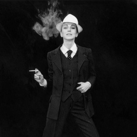 Smoking pro dámy? Ano!

Vídáme ho na Care Delevingne, Angeline Jolie a možná ho máte ve své šatní skříni i vy. Řeč je o dámském smokingu, za který vděčíme právě Yves Saint Laurentovi. Když Saint Laurent v roce 1966 navrhl ikonický Le Smoking Suit, dočkal se potlesku i opovržlivých pohledů. Mnohým lidem se nezdálo, aby ženy na veřejnosti nosily kalhoty, natož smoking. Na milost se Le Smoking Suit dostal až v roce 1975, kdy ho fotograf Helmut Newton zvěčnil pro francouzský časopis Vogue. Možná si také vybavíte modelku s uhlazenými vlasy, která ve smokingu stojí na ulici a kouří cigaretu. Snoubení ženskosti a síly pánského obleku poskytla Yves Saint Laurentovi směr, jakým se při práci ubírat.
