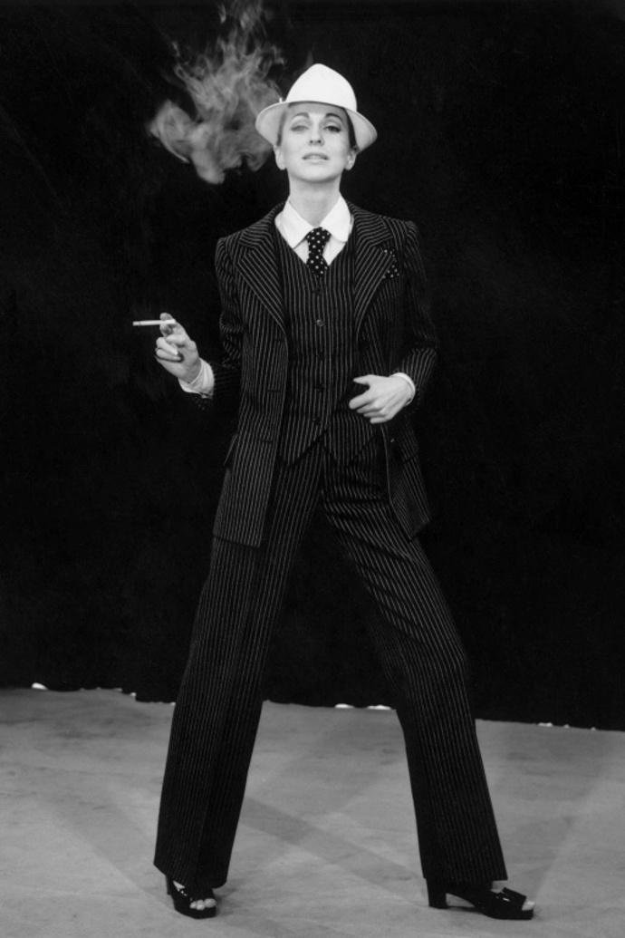 Smoking pro dámy? Ano!

Vídáme ho na Care Delevingne, Angeline Jolie a možná ho máte ve své šatní skříni i vy. Řeč je o dámském smokingu, za který vděčíme právě Yves Saint Laurentovi. Když Saint Laurent v roce 1966 navrhl ikonický Le Smoking Suit, dočkal se potlesku i opovržlivých pohledů. Mnohým lidem se nezdálo, aby ženy na veřejnosti nosily kalhoty, natož smoking. Na milost se Le Smoking Suit dostal až v roce 1975, kdy ho fotograf Helmut Newton zvěčnil pro francouzský časopis Vogue. Možná si také vybavíte modelku s uhlazenými vlasy, která ve smokingu stojí na ulici a kouří cigaretu. Snoubení ženskosti a síly pánského obleku poskytla Yves Saint Laurentovi směr, jakým se při práci ubírat.
