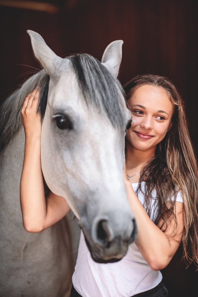 Bára Moulisová se svým koněm
Bára Moulisová se svým koněm