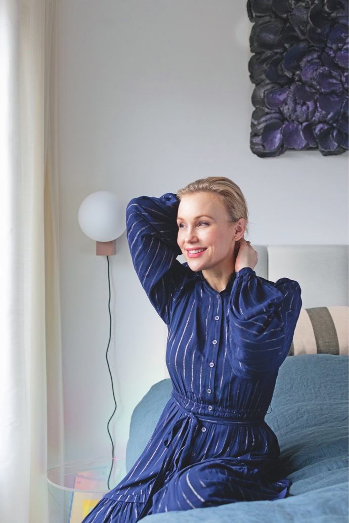 Kdo je Vlastina Svátková? Éterická žena, herečka, která je vidět na sítích i v televizi, píše knížky, vyrábí šperky a teď k tomu přidala i rekonstrukci a zařizování svého domu. 
