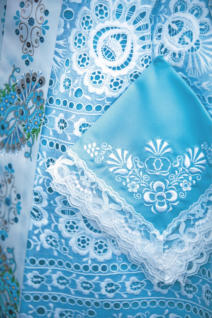 Detail ženského kroje
