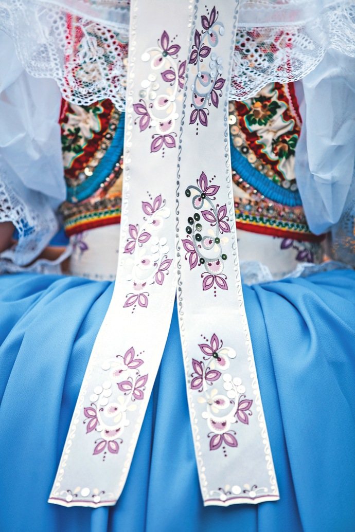 Detail ženského kroje
