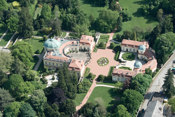 Zámek Buchlovice patří k nejvýznamnějším barokním šlechtickým sídlům na území České republiky. Kvalita architektury, rozsáhlé sbírky, proslulí majitelé i důležitost v dějinách posledních let habsburské monarchie činí ze zámku místo významem daleko přesahující hranice českých zemí.
Zámek Buchlovice patří k nejvýznamnějším barokním šlechtickým sídlům na území České republiky. Kvalita architektury, rozsáhlé sbírky, proslulí majitelé i důležitost v dějinách posledních let habsburské monarchie činí ze zámku místo významem daleko přesahující hranice českých zemí.