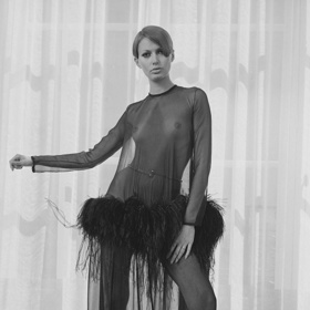 Proč neodhalit bradavky

Vrchol sexuální revoluce se promítl i do módy! A tak Yves Saint Laurent na konci šedesátých let přišel s odvážným modelem průhledných šifónových šatů se pštrosím peřím. I když Saint Laurent odhalil ženské tělo, a především poprsí, rozhodně nešlo o vulgární model, který by ženu jakkoliv dehonestoval.
