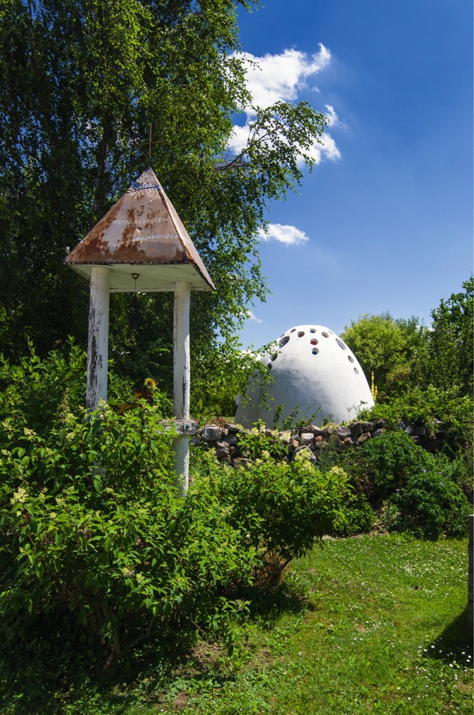 Zvonička s meditační kaplí v pozadí
Zvonička s meditační kaplí v pozadí