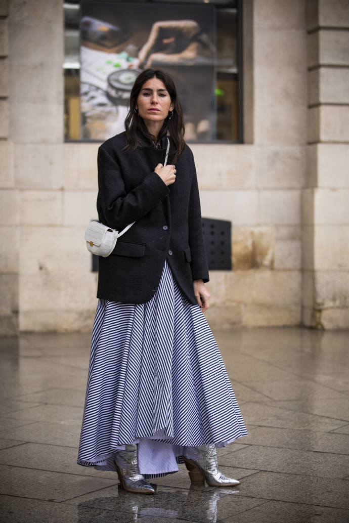 Přidejte sako 

Maxi sukni můžete nosit téměř za každého počasí. Během chladných srpnových dnů volte kombinaci maxi sukně se sakem. A ideální outfit do kanceláře je na světě!
