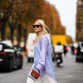 S košilí

Říkal někdo, že maxi sukně s košilí nejsou to pravé ořechové? Pak se podívejte na outfit této návštěvnice fashion weeku, která sukni doplnila o rozevlátou modrou košili. Stejně tak ale není od věci, když košili zastrčíte za maxi sukni.
