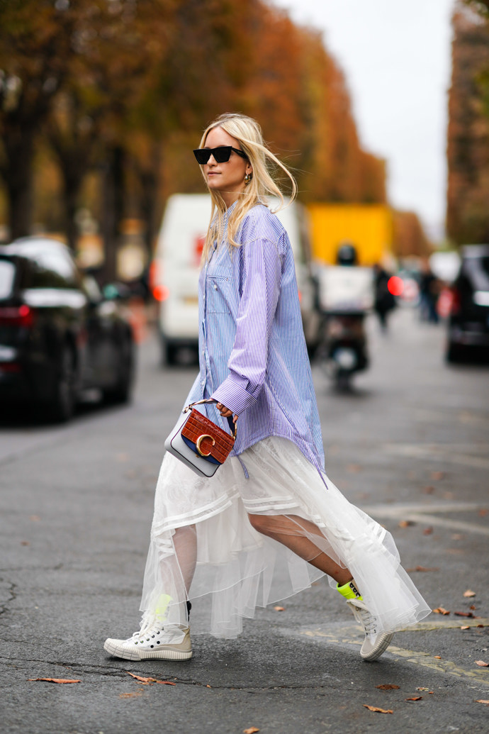S košilí
Říkal někdo, že maxi sukně s košilí nejsou to pravé ořechové? Pak se podívejte na outfit této návštěvnice fashion weeku, která sukni doplnila o rozevlátou modrou košili. Stejně tak ale není od věci, když košili zastrčíte za maxi sukni.
S košilí
Říkal někdo, že maxi sukně s košilí nejsou to pravé ořechové? Pak se podívejte na outfit této návštěvnice fashion weeku, která sukni doplnila o rozevlátou modrou košili. Stejně tak ale není od věci, když košili zastrčíte za maxi sukni.