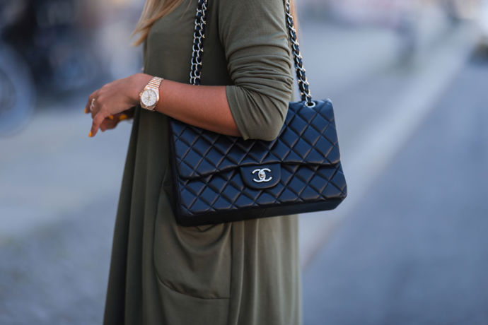 Chanel Quilted Flap Bag je ikonická kabelka, která dokonale vystihuje svou nositelku.
Chanel Quilted Flap Bag je ikonická kabelka, která dokonale vystihuje svou nositelku.