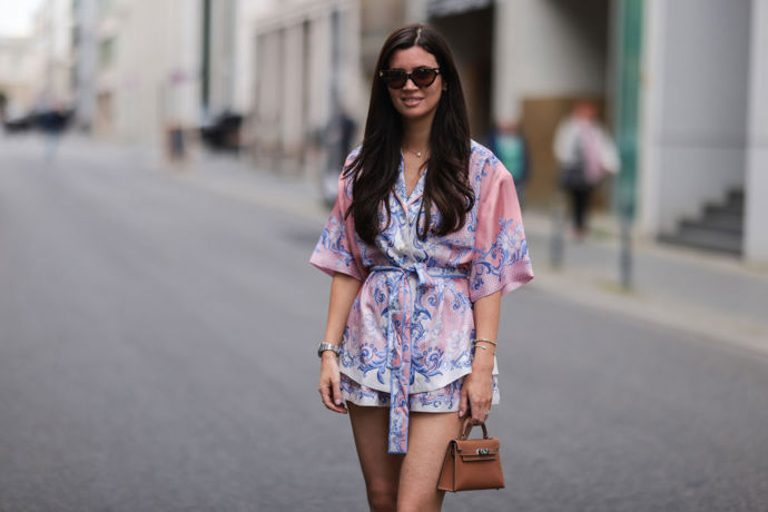 Pokud máte ráda tak trochu boho styl, nadchne vás komplet z lehkého materiálu se vzory.
