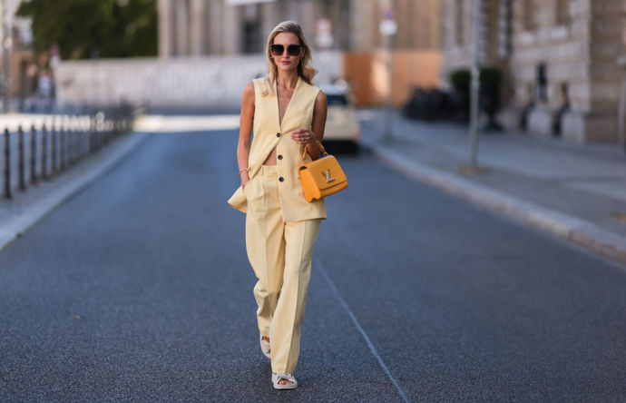 Kalhotový kostým s vestou namísto saka je must have, pokud musíte dodržovat kancelářský dress code, ale nechcete, aby byly vaše outfity stále stejné a nudné.
