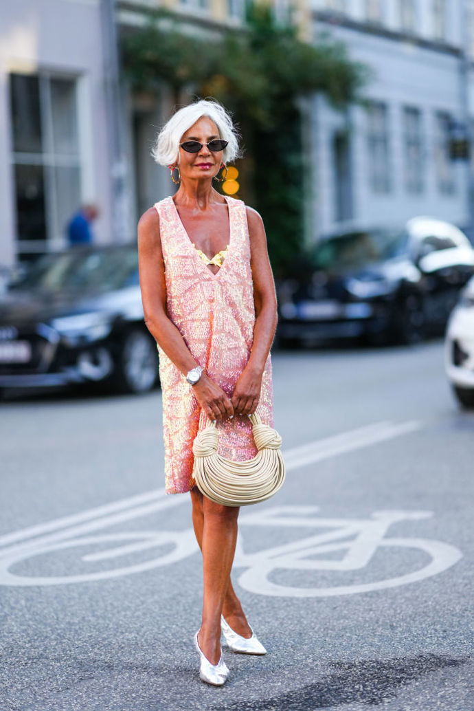 Grece Ghanem je důkazem, že věk je jenom číslo. Pokud vás ještě čeká letní dovolená u moře, outfit Grece je ztělesněním inspirace, co si obléct na dovolenkovou večeři.
