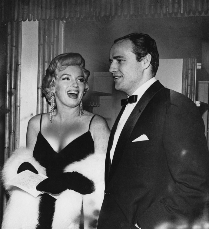 Marilyn Monroe prožila krátkou aférku také s hercem Marlonem Brando, se kterým si zahrála ve filmu Desiree. I když jejich vztah neměl dlouhého trvání, nadále zůstali přáteli. Důkazem je dopis plný láskyplných slov, který Marlon zaslal herečce do psychiatrické léčebny v únoru 1961.
