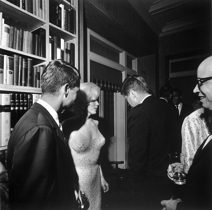 John Fitzgerald Kennedy

19. května 1962 se Marilyn Monroe objevila na jevišti Madison Square Garden v průhledných šatech posetých 2 500 kamínky, aby zazpívala Happy Birthday Mr. President pro Johna Kennedyho. Jejich krátký románek byl potvrzen až v 70. letech. Mimochodem, není žádným tajemstvím, že romantický vztah udržovala Marilyn Monroe také s mladším Robertem Kennedym.
