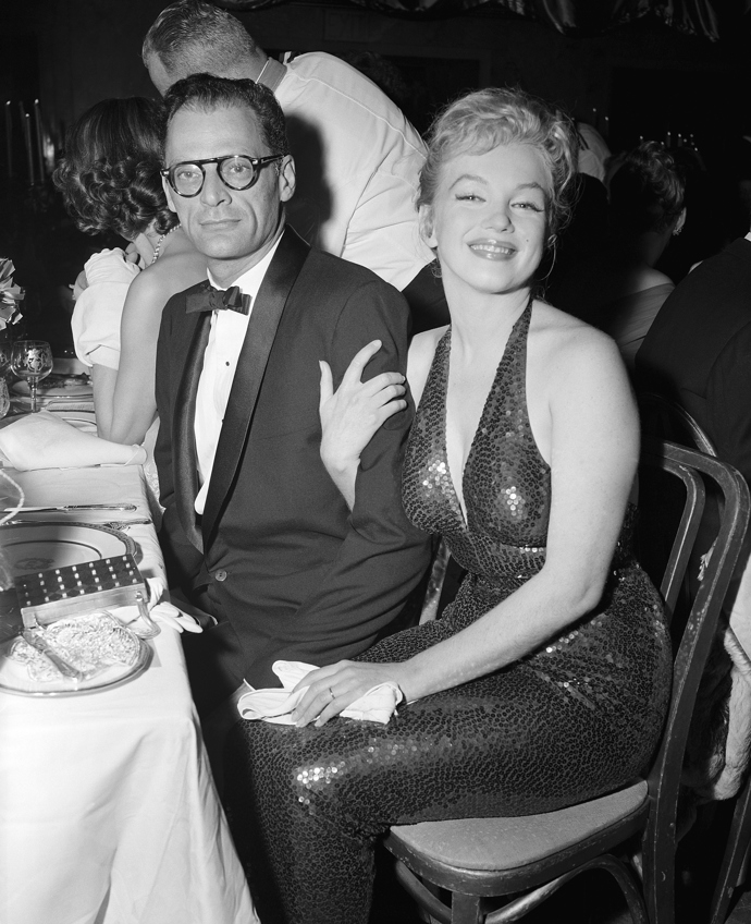 Arthur Miller

Srdce Marilyn Monroe si získal také spisovatel Arthur Miller, který si herečku vzal v červnu 1956. Po svatbě se manželé přestěhovali na Long Island, kde toužili založit rodinu. Bohužel, Marilyn Monroe v srpnu 1957 potratila. Arthur Miller ale věděl, že pro Marilyn je hnacím motorem práce, a tak ji podporoval ve výběru zajímavých rolí. Dokonce se proslýchá, že díky němu Marilyn kývla na roli ve filmu Někdo to rád horké, za kterou získala Zlatý glóbus. Ani toto manželství netrvalo věčně, pár se rozvedl v lednu 1961. Proslýchalo se, že manželství ztroskotalo kvůli démonům, se kterými Marilyn bojovala. 
